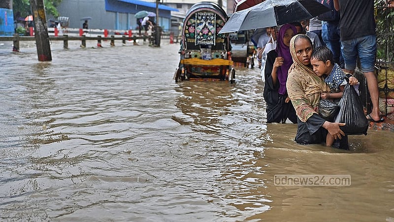 লঘুচাপ ও মৌসুমি বায়ুর প্রভাবে মাঝারি বৃষ্টিতে জলাবদ্ধতা তৈরি হওয়ায় চট্টগ্রাম নগরীর মুরাদপুর এলাকায় দুর্ভোগে পড়েন পথচারীরা