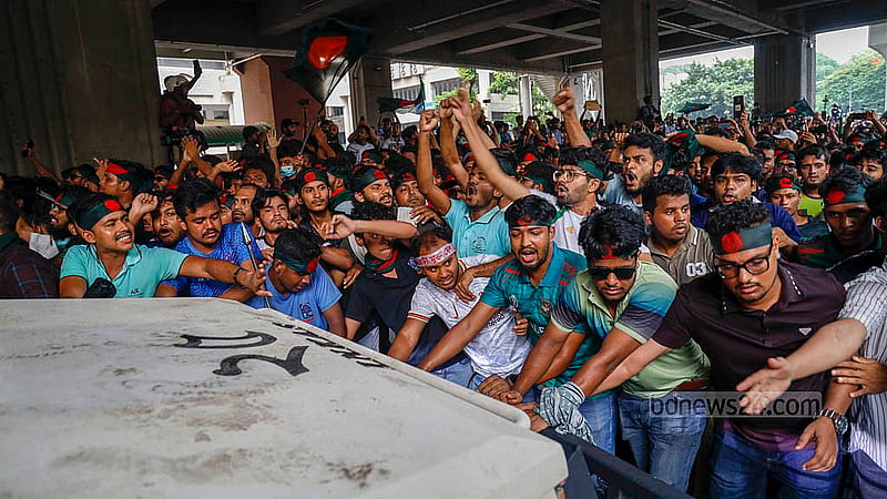 চাকরিতে কোটা সংস্কারের দাবিতে বৃহস্পতিবার শাহবাগ অবরোধের পর আন্দোলনকারীরা মিছিল নিয়ে সামনে এগোলে পিছু হটতে বাধ্য হয় পুলিশ