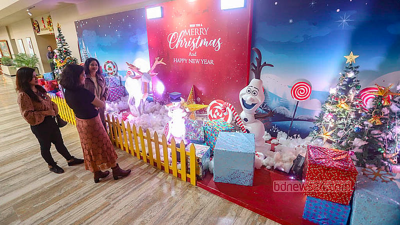 বড়দিন উপলক্ষ্যে রাজধানীর সোনারগাঁও হোটেল সেজেছে উৎসবের সাজে। ঝলমলে ক্রিসমাস ট্রি, সান্তা ক্লজের সামনে দাঁড়িয়ে
