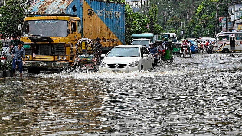 ঢাকার নটরডেম কলেজের সামনে সড়কে জমেছে হাঁটু সমান পানি। তাতে যান চলাচল ব্যাহত হচ্ছে।