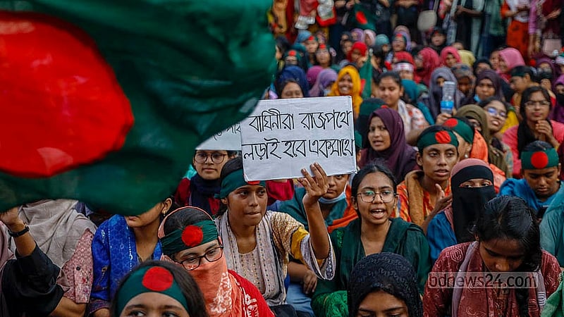 সরকারি চাকরিতে কোটা ব্যবস্থা সংস্কারের দাবিতে বৃহস্পতিবার শাহবাগ মোড় আবরোধ করে বিক্ষোভ করেন শিক্ষার্থী ও চাকরিপ্রত্যাশীরা