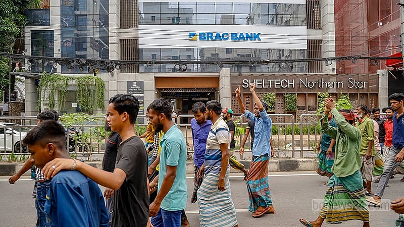 গুলশান সোসাইটি এলাকায় ব্যাটারিচালিত রিকশা চলাচল বন্ধের প্রতিবাদে সোমবার দুপুরে বনানীর ১১ নম্বর সড়কে বিক্ষোভ দেখান একদল চালক
