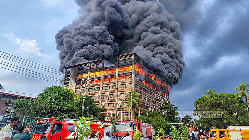 চট্টগ্রাম নগরীর সিইপিজেডে ‘অ্যাডামস ক্যাপ’ নামে চিকিৎসা সরঞ্জাম তৈরির কারখানার আগুন একে একে ছড়িয়ে পড়ে উপরের দিকের কয়েকটি তলায়