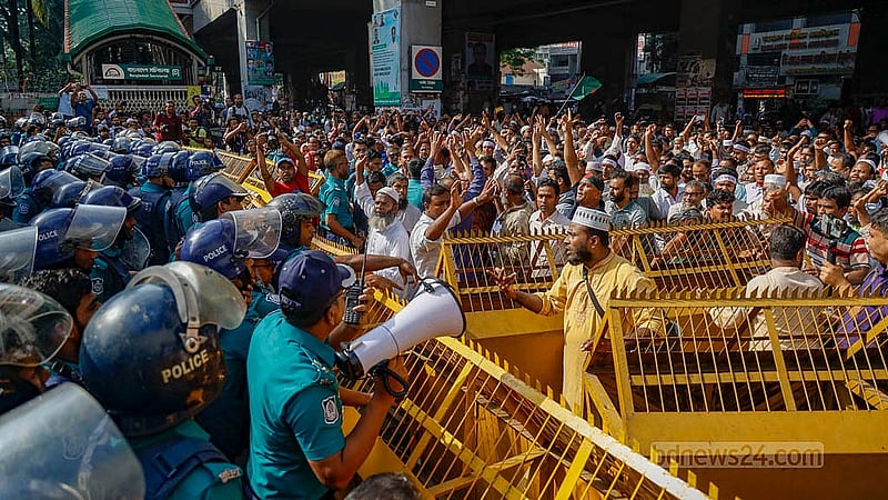 এমপিওভুক্তির দাবি নিয়ে সচিবালয় অভিমুখী পদযাত্রা পুলিশ আটকে দিলে ব্যারিকেডের সামনে দাঁড়িয়ে স্লোগান দিতে থাকেন স্বীকৃতিপ্রাপ্ত ননএমপিও শিক্ষা প্রতিষ্ঠানের শিক্ষকরা