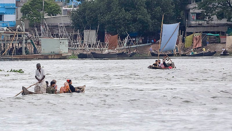 বর্ষা মৌসুমে ঢাকার বুড়িগঙ্গা নদীতে এখন পানি বেড়েছে, পানির চেহারাও এখন স্বাভাবিক। ভরা নদীতে এখন চলাচল করছে পালতোলা ডিঙি নৌকা