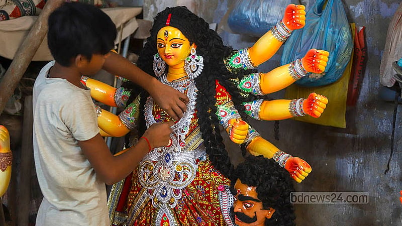 বাংলাবাজার শ্রী শ্রী প্রাণ বল্লভ জিউ মন্দিরে শেষ সময়ে প্রতিমা সাজাতে ব্যাস্ত সময় পার করছেন কারিগররা