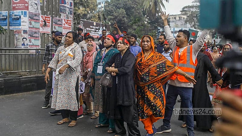 চাকরি স্থায়ীকরণের দাবিতে শনিবার জাতীয় প্রেস ক্লাবের সামনে সড়ক অবরোধ করেন আউটসোর্সিং কর্মচারী কল্যাণ পরিষদের সদস্যদরা।