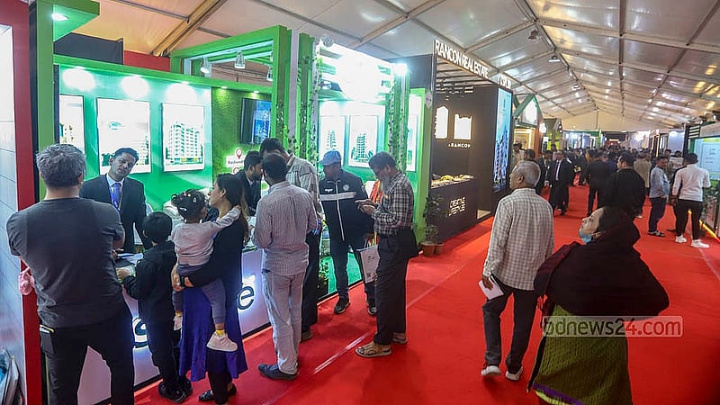 ঢাকার আগারগাঁওয়ে বঙ্গবন্ধু আন্তর্জাতিক সম্মেলন কেন্দ্রে রিহ্যাব আবাসন মেলায় দর্শনার্থীদের ভিড়