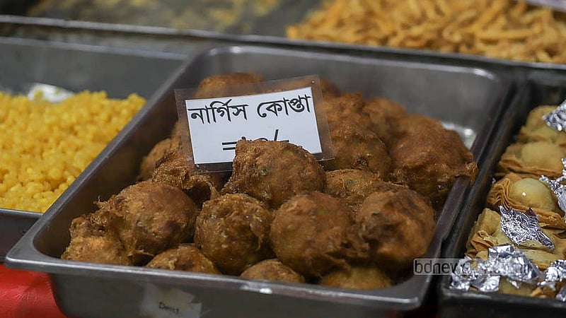 রাজধানীর বেইলি রোডে বিভিন্ন ধরনের ইফতারি
