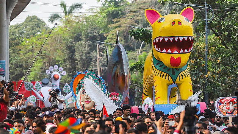 বর্ষবরণ আনন্দ শোভাযাত্রার অন্যতম আকর্ষণ ছিল ‘ফ্যাসিবাদের মুখাকৃতি’। এছাড়া বাঘ, ইলিশ মাছ, পায়রাসহ ছিল বিভিন্ন মোটিফ