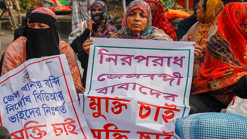 পিলখানা হত্যাকাণ্ডের মামলায় কারাগারে থাকা বিডিআর সদস্যদের মুক্তির দাবিতে ব্যানার ও প্ল্যাকার্ড হাতে বৃহস্পতিবার শাহবাগ মোড়ে স্বজনরা
