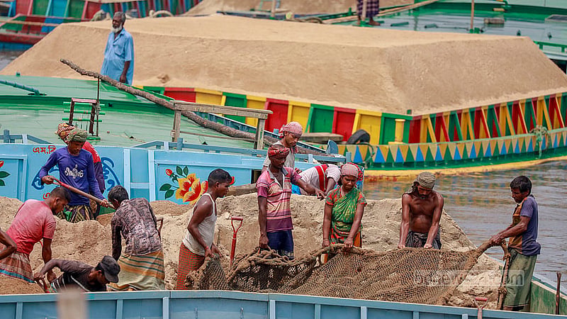 কষ্টকর হলেও অনেক বয়স্ক মানুষও বালু তোলার মত কঠিন কাজটি করছেন জীবিকার দায়ে