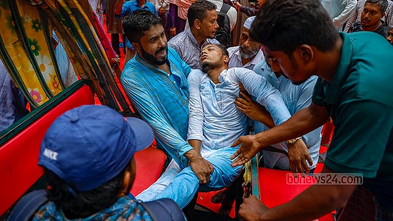 জাতীয় প্রেস ক্লাবের সামনে থেকে রিকশায় করে ঢাকা মেডিকেল কলেজ হাসপাতালের জরুরি বিভাগে নেওয়া হয় এবতেদায়ী মাদ্রাসার কয়েকজন শিক্ষককে। পুলিশের লাঠিচার্জ ও জলকামানে আহত হন তারা