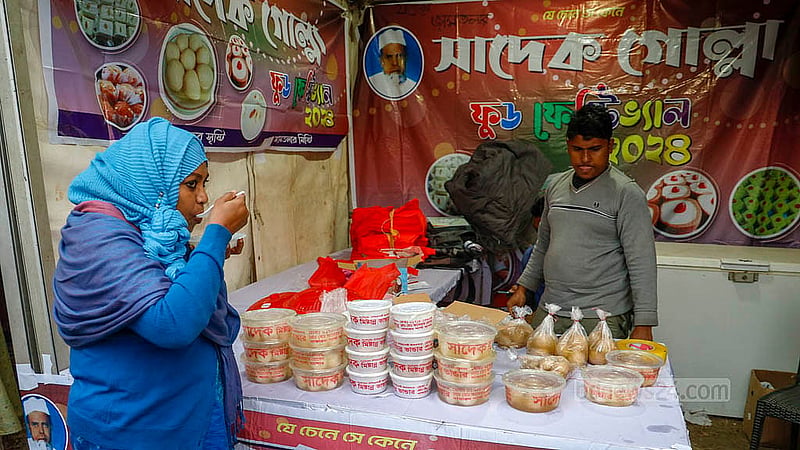 ঢাকার বনানীর মোস্তফা কামাল আতাতুর্ক পার্কে খাবারের উৎসবে এসে বিভিন্ন এলাকার জনপ্রিয় খাবারের স্বাদ নিচ্ছেন দর্শনার্থীরা