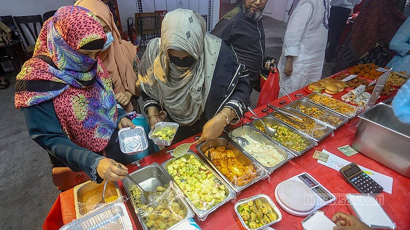 রাজধানীর বেইলি রোডের ইফতার বাজারে বিক্রি হচ্ছে বিভিন্ন স্বাদের সালাদ। প্রতি গ্রাম ৯৯ পয়সা, যার যতটুকু প্রয়োজন তাই নিতে পারছেন ক্রেতারা