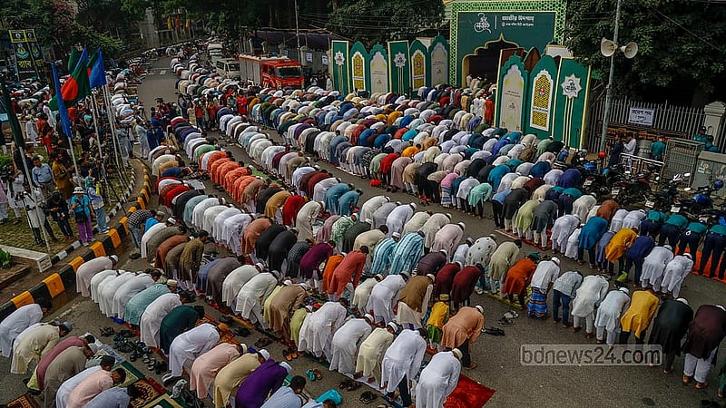 জাতীয় ঈদগাহে ঈদুল ফিতরের প্রধান জামাত হয় সকাল সাড়ে ৮টায়