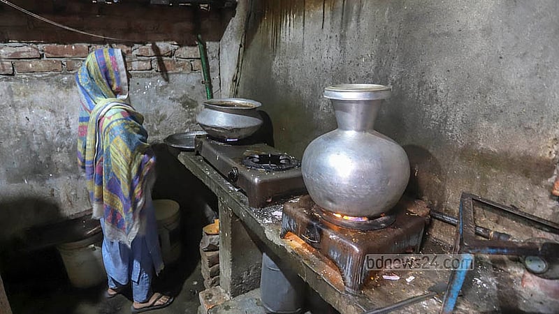 রাজধানীর বিভিন্ন এলাকায় গ্যাস সংকটে যখন মানুষ মাটির চুলা কিংবা সিলিন্ডারে রান্না করছে তখন কড়াইল বস্তিতে নেই সেই ভোগান্তি। এখানকার বাসিন্দারা দিব্যি তিতাস গ্যাসের অবৈধ সংযোগের চুলায় পানি গরম করছেন