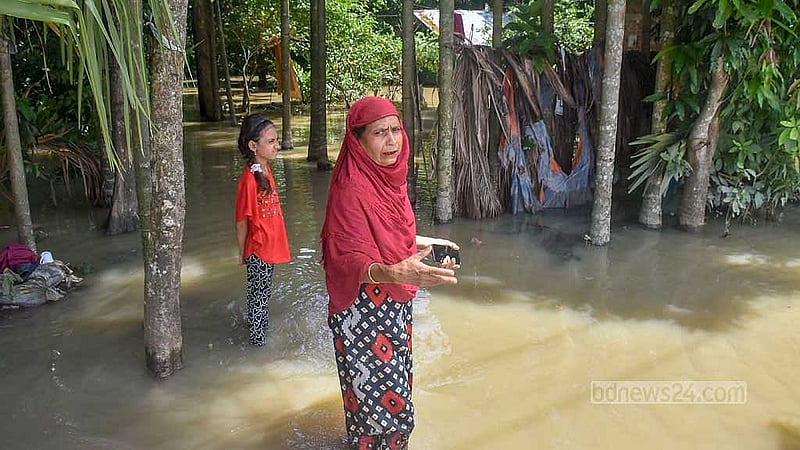 বন্যার পানি কমতে শুরু করায় ফেনীর সোনাগাজী এলাকার এই নারী আশ্রয়কেন্দ্র থেকে বাড়িতে ফিরে এসেছেন; তবে ত্রাণ না মেলায় কীভাবে দিন কাটবে সেই চিন্তা তার
