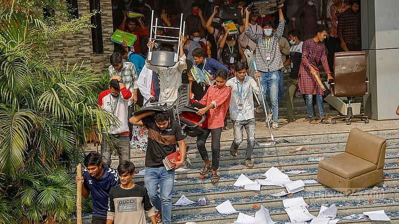 রাজধানীর যাত্রাবাড়ীতে সোমবার দুপুরে ড. মাহবুবুর রহমান মোল্লা কলেজে হামলার পর বিভিন্ন জিনিসপত্র নিয়ে যান হামলাকারীরা