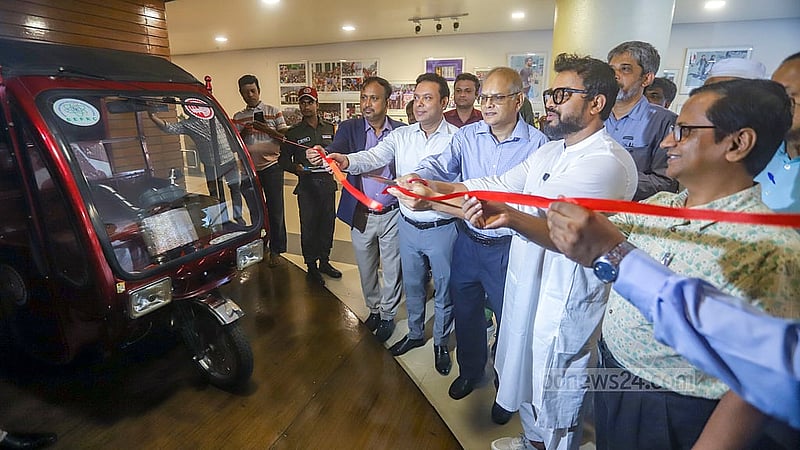 ঢাকা উত্তর সিটির নগর ভবনে শনিবার ই-রিকশা প্রশিক্ষকদের প্রশিক্ষণ কর্মসূচির উদ্বোধনী অনুষ্ঠানে বুয়েটের তৈরি ই-রিকশা ফিতা কেটে উদ্বোধন করেন ডিএনসিসি প্রশাসক মোহাম্মদ এজাজ