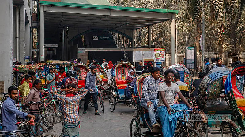 ঢাকা বিশ্ববিদ্যালয়ে মেট্রো স্টেশনের নিচে দিনের বেশিরভাগ সময় থাকে রিকশার জটলা