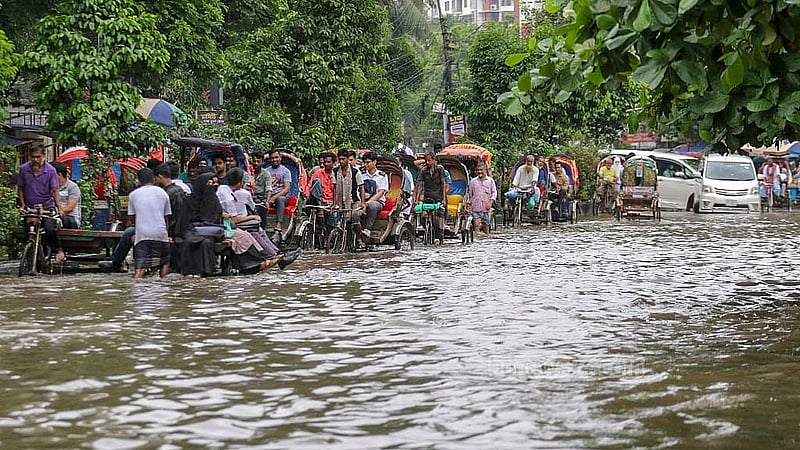 রাজধানীতে সোমবার সকাল ৬টা থেকে তিন ঘণ্টায় ৭১ মিলিমিটার বৃষ্টি ঝরেছে। এতে বিভিন্ন এলাকার সড়ক জলাবদ্ধ হয়ে পড়ায় বিপাকে পড়েন নগরবাসী। অফিস ও স্কুলে যাওয়ার পথেও হয়েছে ভোগান্তি। বৃষ্টি আর ড্রেনের নোংরা পানি মাড়িয়ে চলতে হয়েছে পথচারীদের।