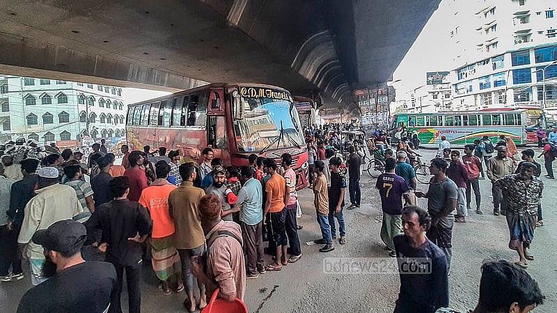 রাজধানীতে কাউন্টারভিত্তিক বাস না চালানোর দাবিতে সোমবার সায়েদাবাদ জনপথ মোড় অবরোধ করেন বাস শ্রমিকরা