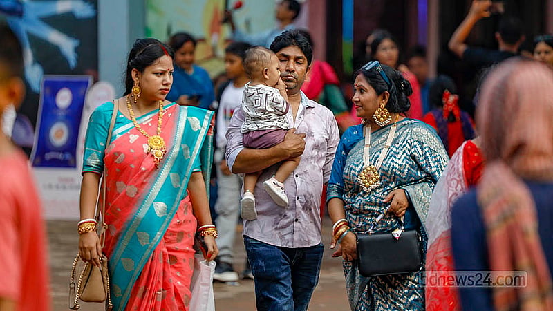 দুর্গাপূজার সপ্তমীতে রমনা কালী মন্দিরে নতুন সাজপোশাকে আসেন ভক্তরা