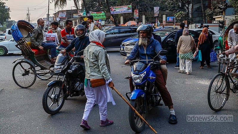 ঢাকা বিশ্ববিদ্যালয়ের প্রবেশপথ নীলক্ষেত অংশেও শুক্রবার বিকালে কড়াকড়ি দেখা গেছে