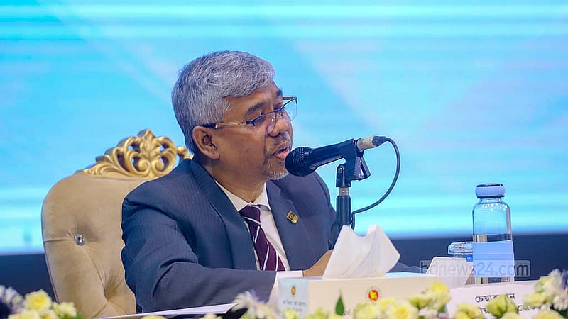 ঢাকার ওসমানী স্মৃতি মিলনায়তনে মঙ্গলবার বাজেট পরবর্তী সংবাদ সম্মেলনে সাংবাদিকদের প্রশ্নের উত্তর দেন এনবিআর চেয়ারম্যান আব্দুর রহমান খান