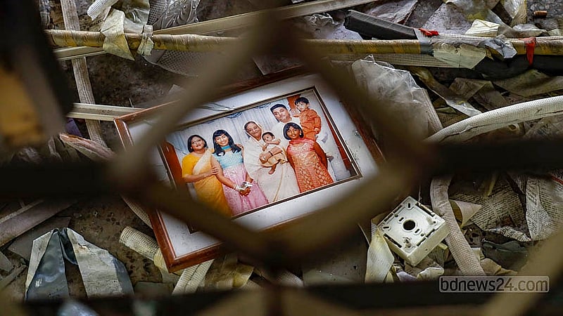 ধানমন্ডি ৫-এ শেখ হাসিনার বাসভবন সুধা সদনের দ্বিতীয় তলায় বারান্দায় পড়ে আছে শেখ মুজিব পরিবারের একটি ছবি