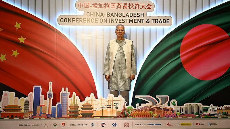 ঢাকার আগারগাঁওয়ে বিনিয়োগ ভবনে রোববার বাংলাদেশ-চীন ব্যবসা ও বিনিয়োগ সম্মেলনে প্রধান উপদেষ্টা মুহাম্মদ ইউনূস