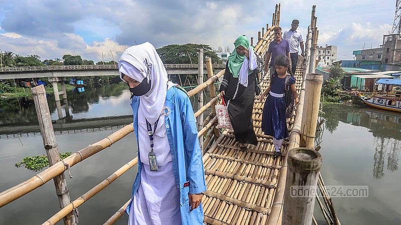 রাজধানীর খিলগাঁওয়ের ত্রিমোহনীতে নড়াই নদীর উপর বাঁশের সাঁকো দিয়ে আসা যাওয়া করছেন শিক্ষার্থীরা। সাবধান না থাকার কারণে মাঝে মধ্যেই ঘটছে দুর্ঘটনা