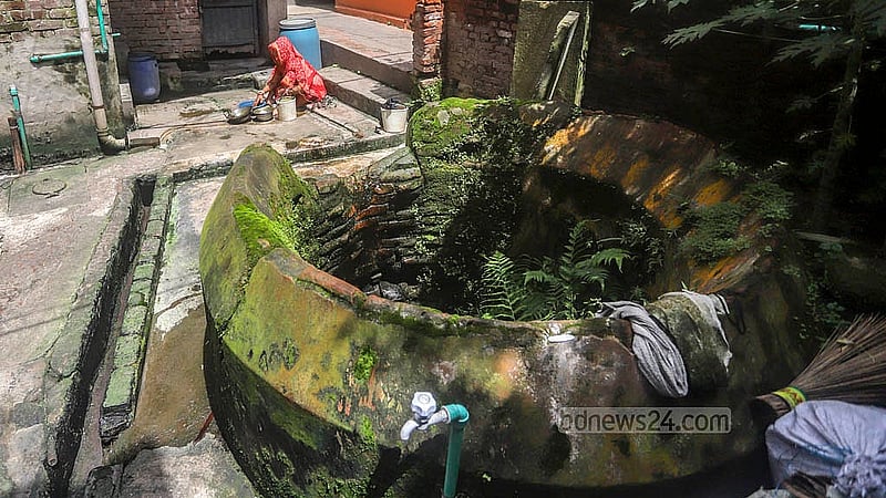 পুরান ঢাকার নারিন্দার শরৎ গুপ্ত রোডের ৪৪ নম্বর বাড়ির কূপের পানি আর খায় না কেউ। তবে গোসল আর কাপড়চোপড় ধোয়ার কাজে সেখান থেকে তোলা হয় পানি