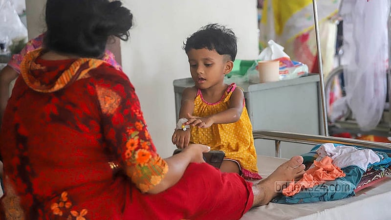 ডেঙ্গু নিয়ে রাজধানীর মহাখালীর ডিএনসিসি ডেডিকেটেড কোভিড হাসপাতালে ভর্তি শিশু
