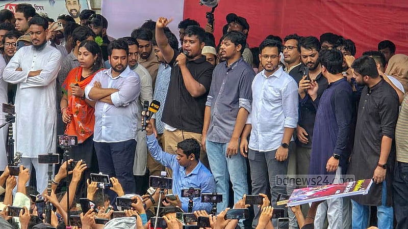 ‘জুলাই পদযাত্রা’ কর্মসূচির অংশ হিসেবে ফরিদপুর শহরের জনতা ব্যাংক মোড়ে এনসিপির পথসভায় বক্তব্যে দেন দলের দক্ষিণাঞ্চলের মুখ্য সংগঠক হাসনাত আবদুল্লাহ