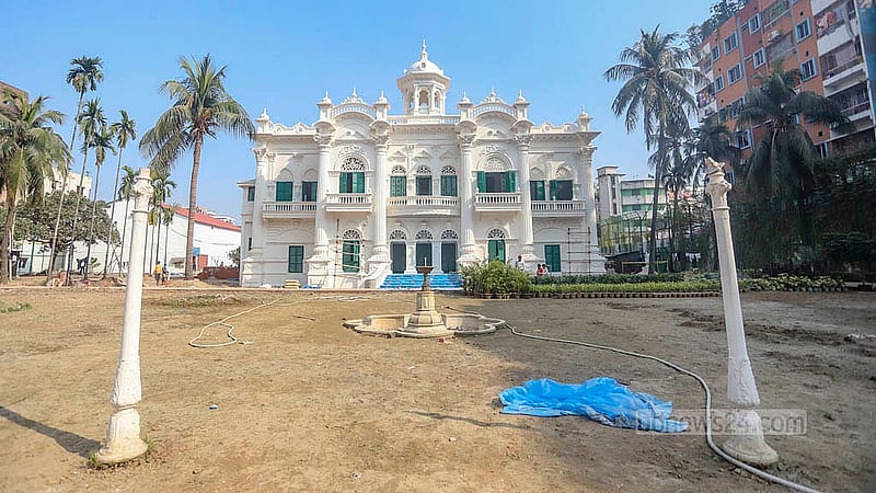 সংস্কার শেষে নতুন রূপে ফিরছে প্রায় শত বছরের পুরনো ঐতিহাসিক রোজ গার্ডেন। ভবনের ভেতরের কাজ প্রায় শেষ হলেও বাহিরের কাজ বাকি রয়েছে অনেকটা