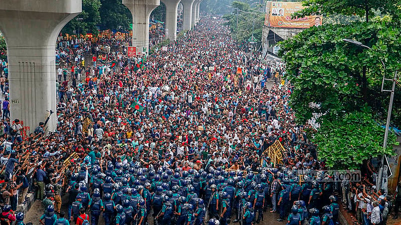 ঢাকা বিশ্ববিদ্যালয় থেকে মিছিল বের করে শাহবাগে গেলে সেখানে পুলিশের বাধার মুখে পড়েন আন্দোলনকারীরা; পুলিশের বাধা উপেক্ষা করেই তারা সামনে এগোনোর চেষ্টা করেন