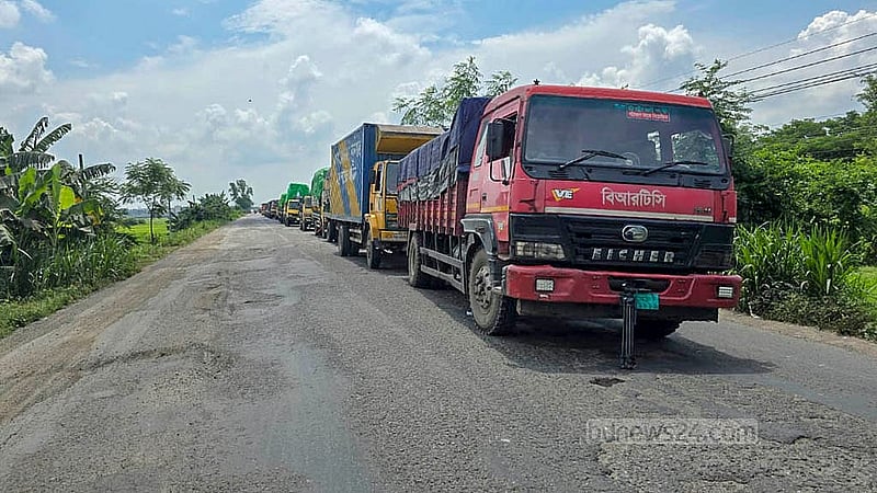 সীমানা পুনর্নির্ধারণে ফরিদপুর-৪ আসন থেকে দুটি ইউনিয়ন বাদ দেওয়ার প্রতিবাদে বুধবার ভাঙ্গা এলাকায় স্থানীয়রা ঢাকা-বরিশাল ও ঢাকা-খুলনা মহাসড়ক অবরোধ করে বিক্ষোভ করেন। তাতে সড়কে তীব্র যানজটে দুর্ভোগে পড়েন যাত্রীরা