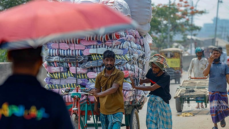 দাবদাহের মধ্যে ভ্যানবোঝাই মাল নিয়ে চলছেন একজন। শররূীর ঘামে জবজবে হলেও উপার্জনের জন্য থেমে নেই তারা। খেটে খাওয়া মানুষের এই