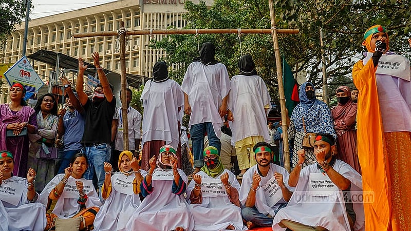 ঢাকা ও চট্টগ্রাম বিভাগে সরকারি প্রাথমিক বিদ্যালয়ে সহকারী শিক্ষক পদে নির্বাচিত ৬ হাজার ৫৩১ জনের ফল বাতিল করে হাই কোর্ট। ওই সিদ্ধান্তের প্রতিবাদ ও নিয়োগ ফিরে পাওয়ার দাবিতে শনিবার শাহবাগে প্রতীকী ফাঁসির মঞ্চ তৈরি করেন নিয়োগপ্রার্থীরা