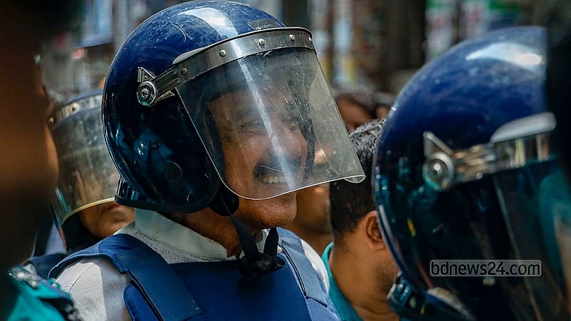 সাবেক নৌপরিবহন মন্ত্রী শাজাহান খানকে বুধবার আদালতে নেওয়ার সময় তাকে হাসতে দেখা যায়