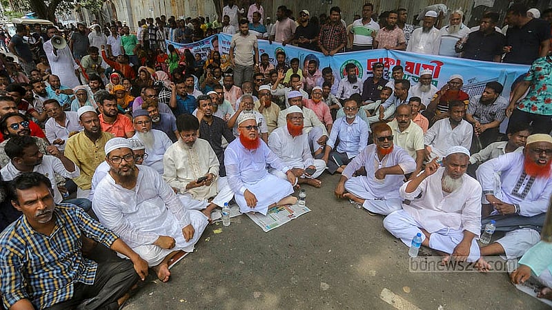 ইশরাক হোসেনকে মেয়রের দায়িত্ব বুঝিয়ে দেওয়ার দাবিতে মঙ্গলবার ঢাকা দক্ষিণ সিটি করপোরেশনের নগর ভবনের সামনে বিক্ষোভ যোগ দেন রাজধানীর বিভিন্ন স্থান থেকে আসা সমর্থকরা