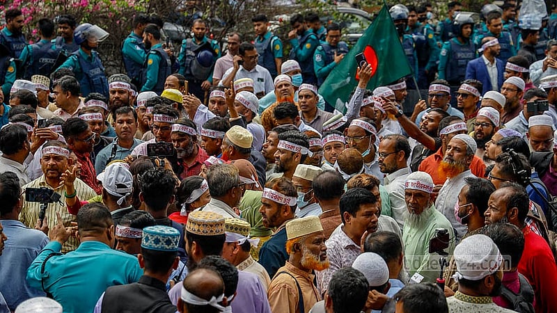 জাতীয় প্রেস ক্লাবের সামনে মানববন্ধন শেষে মঙ্গলবার শিক্ষক-কর্মচারীরা সচিবালয় অভিমুখে যাত্রা শুরু করলে শিক্ষা ভবনের সামনে পুলিশের বাধার মুখে পড়েন