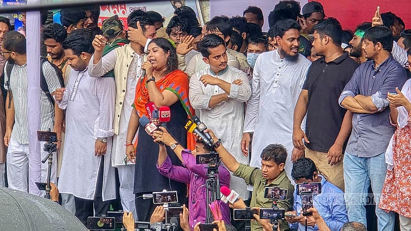 ‘জুলাই পদযাত্রা’ কর্মসূচির অংশ হিসেবে ফরিদপুর শহরের জনতা ব্যাংক মোড়ে এনসিপির পথসভায় সভাপতিত্ব করেন দলটির ফরিদপুর জেলার প্রধান সমন্বয়ক সৈয়দা নীলিমা দোলা