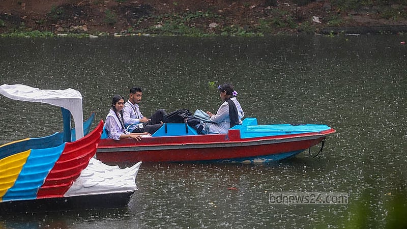 বিকালের ঝুম বৃষ্টির মধ্যে মঙ্গলবার রাজধানীর ধানমন্ডি লেকে ‘প্যাডেল বোটে’ ঘুরে বেড়ান শিক্ষার্থীরা