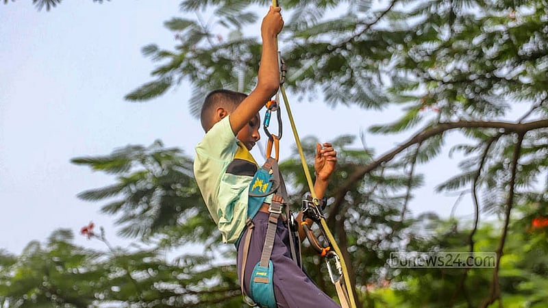 রাজধানীর আগারগাঁও বিমান বাহিনী জাদুঘরের এয়ার ফোর্স বেইস ক্যাম্পে ছোটদের জন্য আছে নানা আয়োজন