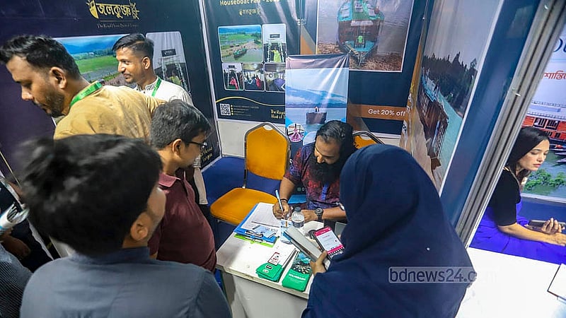 রাজধানীর আগারগাঁওয়ে পর্যটন ভবনে হাউজবোট মেলায় আসা দর্শনার্থীরা স্টল ঘুরে প্যাকেজ ও অফার দেখে বুকিং দিচ্ছেন। শনিবার শেষ হবে এ মেলা