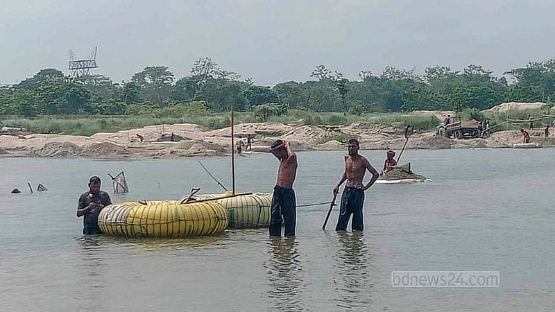 পঞ্চগড়ের তেঁতুলিয়া উপজেলার মহানন্দা নদী থেকে পাথর সংগ্রহ করছেন স্থানীয়রা