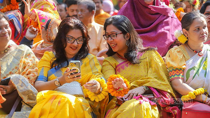 ঢাকা বিশ্ববিদ্যালয়ের চারুকলার বকুলতলায় শুক্রবার বসন্ত উৎসবে অনেকেই মাতেন আনন্দে